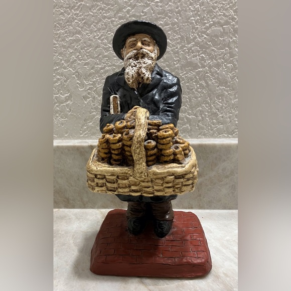 Vintage Jewish Man Rabbi Figurine Statue Bagel Basket - Picture 6 of 6